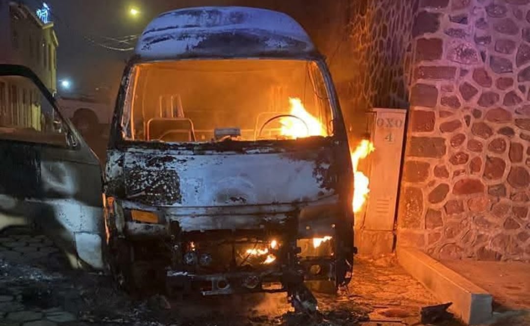 Incendian unidad de transporte público de la Ruta 95 en Otumba, Edomex (27/12/2025). Foto: Especial