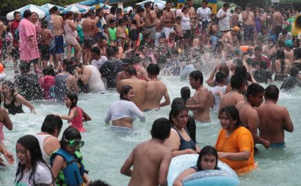 ¿Y el covid? Capitalinos abarrotan balneario en Iztapalapa durante Sábado de Gloria