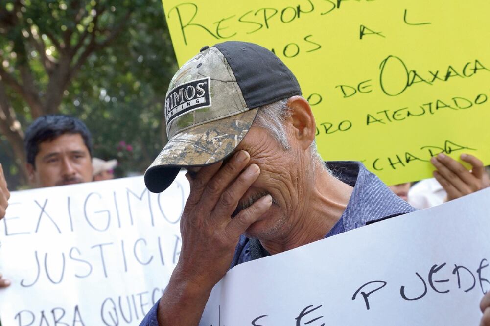 Alexander Casimiro Montes quería ser sacerdote, dice su padre, quien exige justicia. El miércoles, familiares de las cinco víctimas protestaron en la capital . (EDWIN HERNÁNDEZ. EL UNIVERSAL)