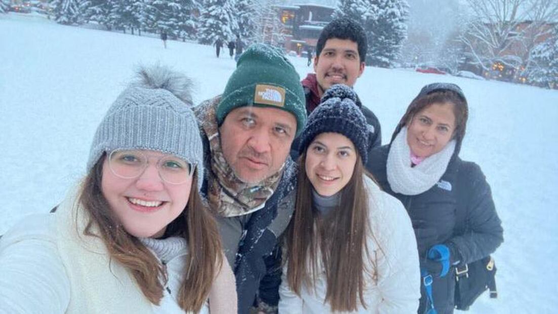 "Estaban muy felices de hacer el viaje juntos": qué se sabe de los 5 miembros de una familia mexicana que murieron al estrellarse el helicóptero que los llevó al Everest