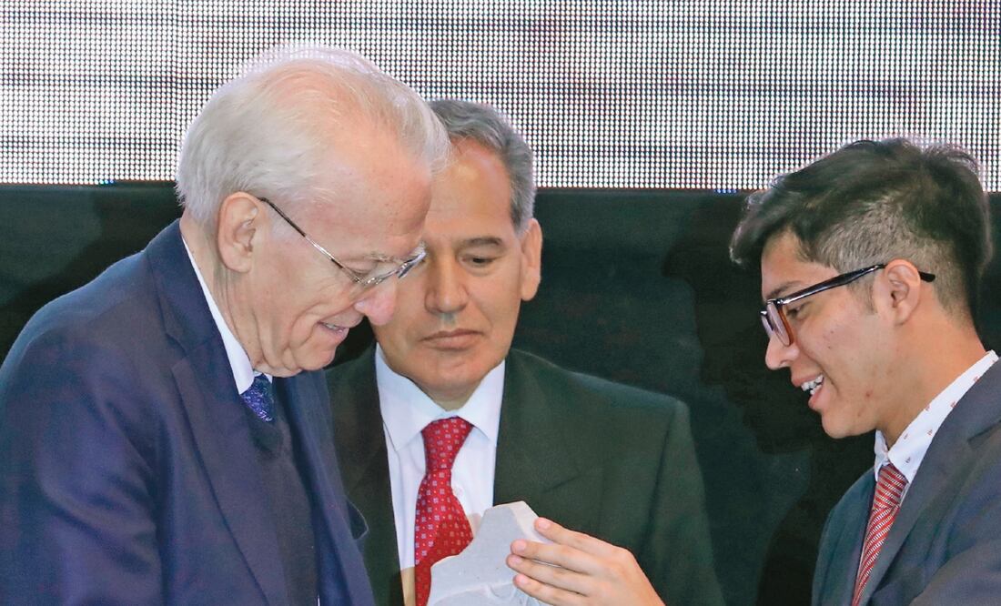 El doctor Manuel Peimbert Sierra recibe el Premio Crónica 2018 en Ciencia y Tecnología en el Museo de Antropología de la Ciudad de México (ARIEL OJEDA. EL UNIVERSAL)