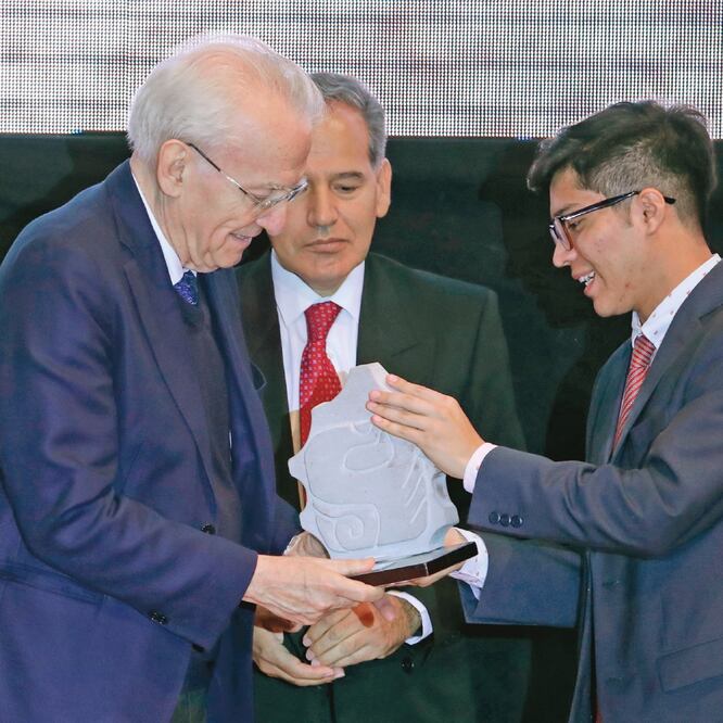 El doctor Manuel Peimbert Sierra recibe el Premio Crónica 2018 en Ciencia y Tecnología en el Museo de Antropología de la Ciudad de México (ARIEL OJEDA. EL UNIVERSAL)