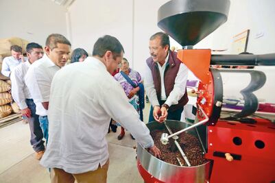 Ejército de 2 millones libra pobreza por apoyos: Sedesol