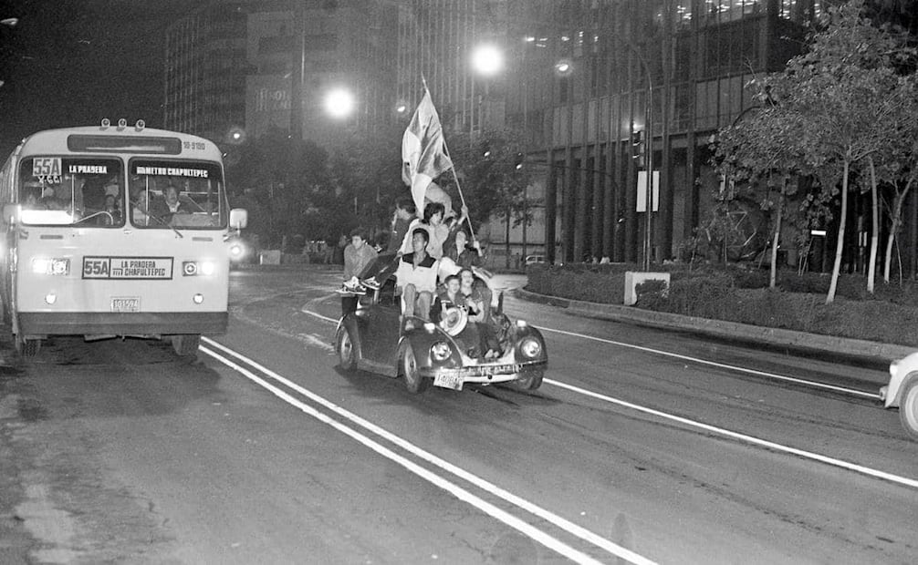 Un solitario coche con algunos fanáticos en su toldo recorrió las calles capitalinas luego de la derrota de México ante Alemania Federal, el 21 de junio de 1986. A pesar de quedar eliminados tras ese partido, algunos defeños no desaprovecharon su última oportunidad de festejar. Foto: Archivo EL UNIVERSAL.
