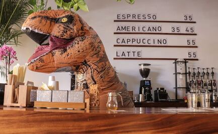 Un “dinosaurio” atiende esta cafetería en SLP para salvarla de la crisis por Covid-19