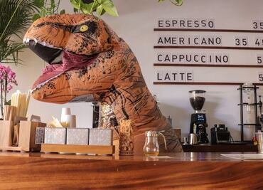 Un “dinosaurio” atiende esta cafetería en SLP para salvarla de la crisis por Covid-19