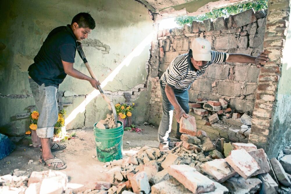 Juchitecos aseguran que en años pasados, la celebración del Día de Muertos se planeaba desde mediados de octubre y empezaban las labores de limpieza en el panteón; esta vez el camposanto permanece como quedó después del terremoto. (FOTOS: MARIO ARTURO)