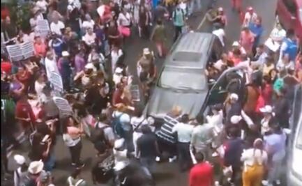 Automovilista intenta abrirse paso entre manifestantes de la CNTE; no se reportan personas lesionadas ni arrolladas