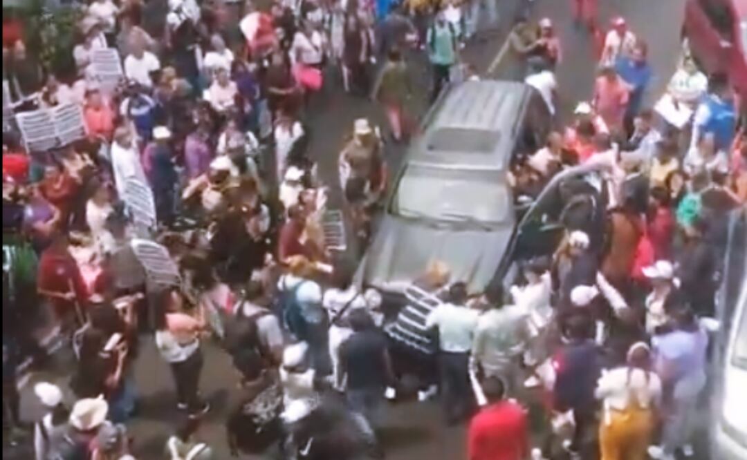Automovilista intenta abrirse paso entre manifestantes de la CNTE; SSC descarta personas arrolladas. Foto: Captura de pantalla