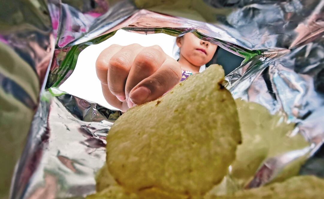 De acuerdo con especialistas, la comida chatarra está disponible cada 100 metros.  Foto: Archivo EL UNIVERSAL