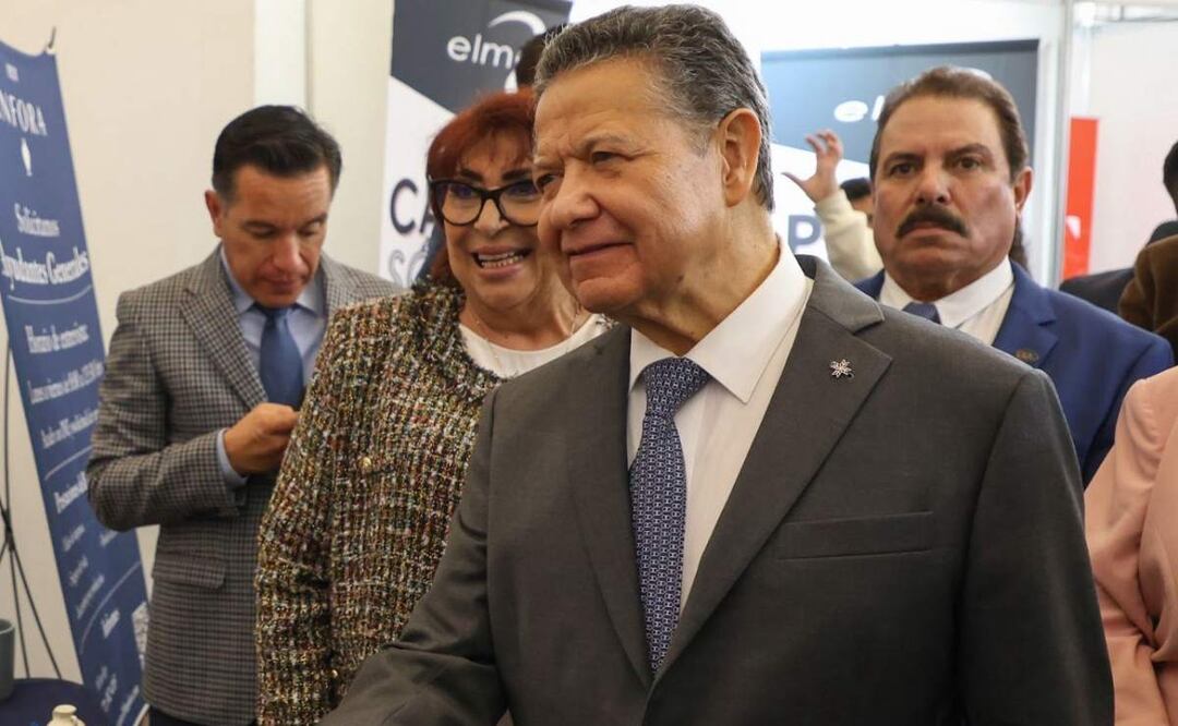 Gobernador de Hidalgo, Julio Menchaca Salazar habla sobre el conflicto por la fiesta patronal en Mecatlán (28/05/2025). Foto: Especial
