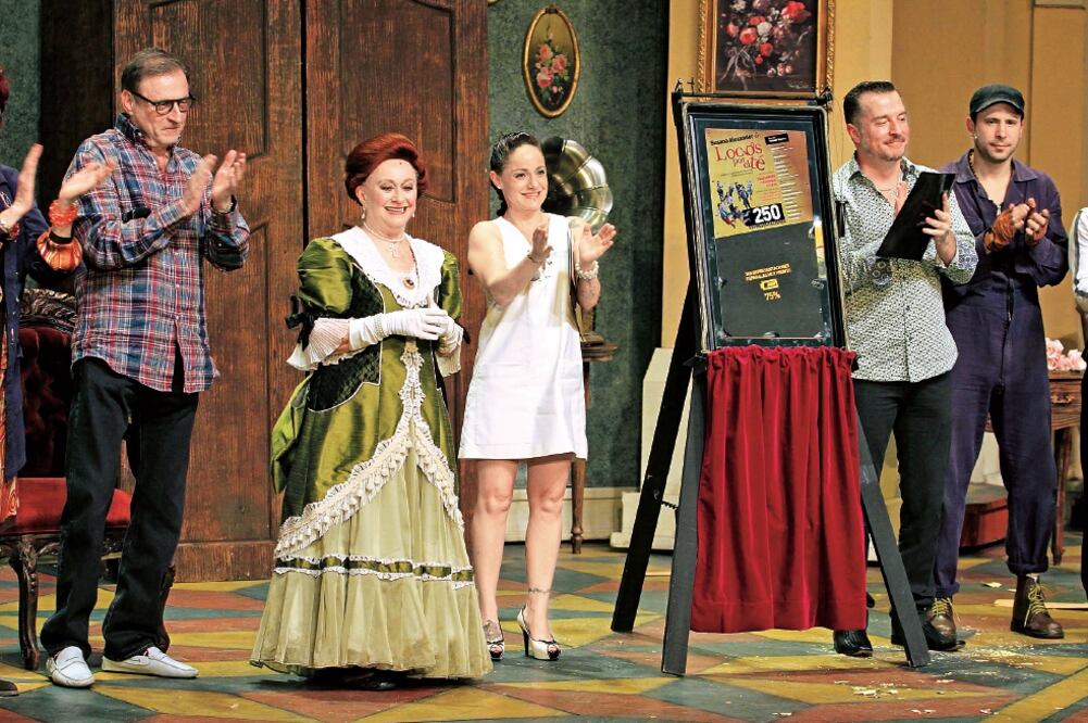 Lolita acudió a develar la placa de 250 presentaciones de la puesta en escena Locos por el té junto a Fernando Lozano. (AGUSTÍN SALINAS. EL UNIVERSAL)