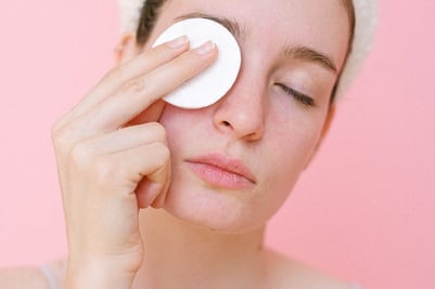 Esto le pasa a tu rostro si decides no desmaquillarte