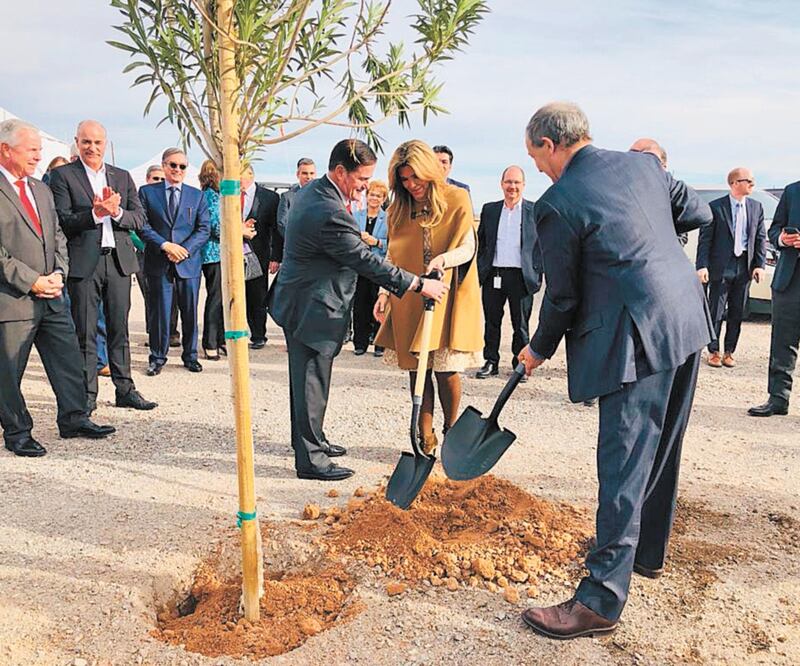 El gobernador de Arizona, Doug Ducey, y la mandataria de Sonora, Claudia Pavlovich, en el arranque de la construcción de la planta Lucid Motors. 