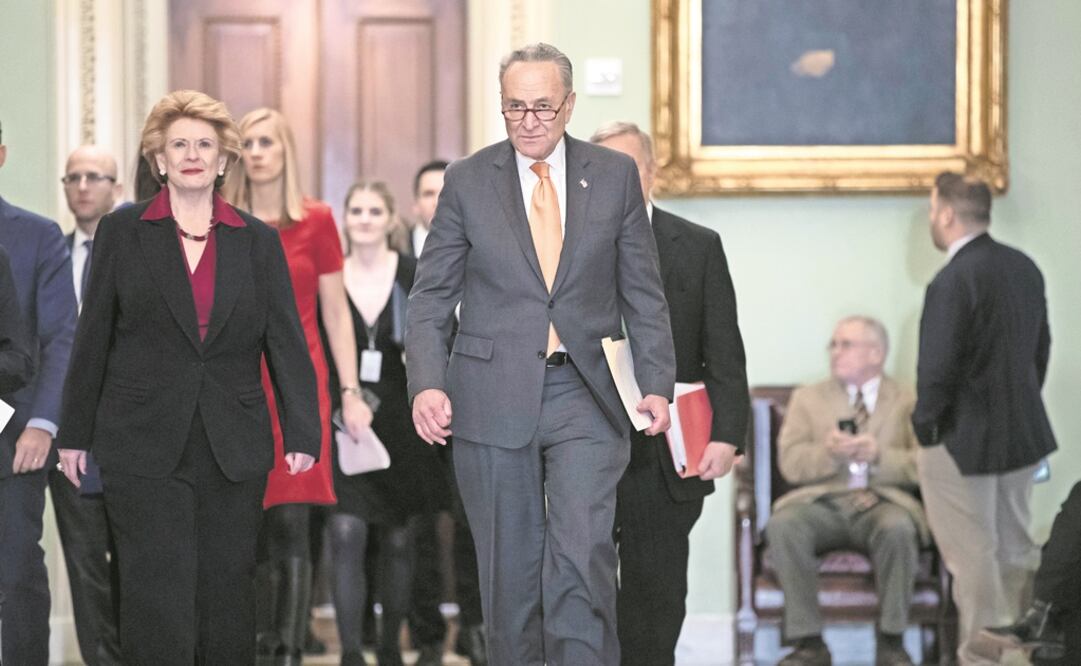 El líder de la minoría demócrata en el Senado de Estados Unidos, Chuck Schumer (centro), ayer en el Capitolio. Foto: J. SCOTT APPLEWHITE. AP