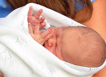 Mujer da a luz en su auto y publica foto del bebé aún en el saco amniótico