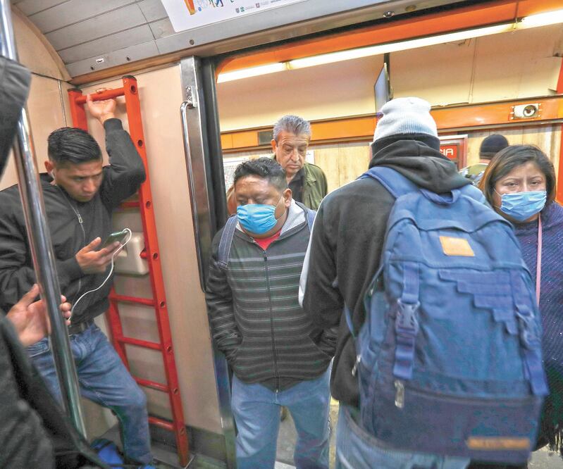 El desplazamiento de los trabajadores a las dependencias, así como la concentración de los mismos en los centros de trabajo incrementan la probabilidad de contagio, expuso la Función Pública. Foto: AP