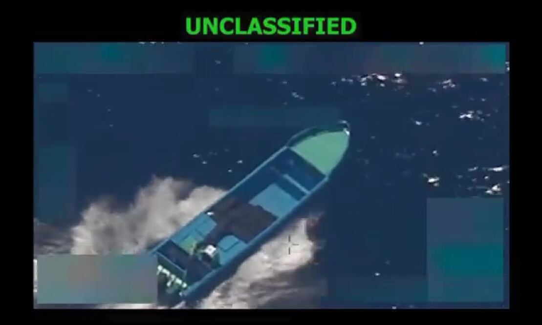 Captura de pantalla del video que compartió el secretario de Guerra de EU, Pete Hegseth, sobre la lancha atacada la noche del martes frente a las costas de Colombia. FOTO: ESPECIAL