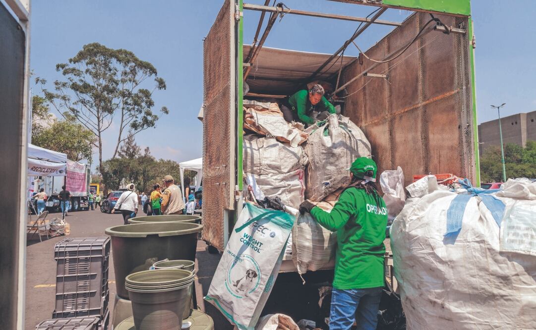 SEDEMA fortalece lineamientos para los residuos sólidos urbanos recabados en el Mercado de Trueque.  Foto: de YARETZY M. OSNAYA/ EL UNIVERSAL