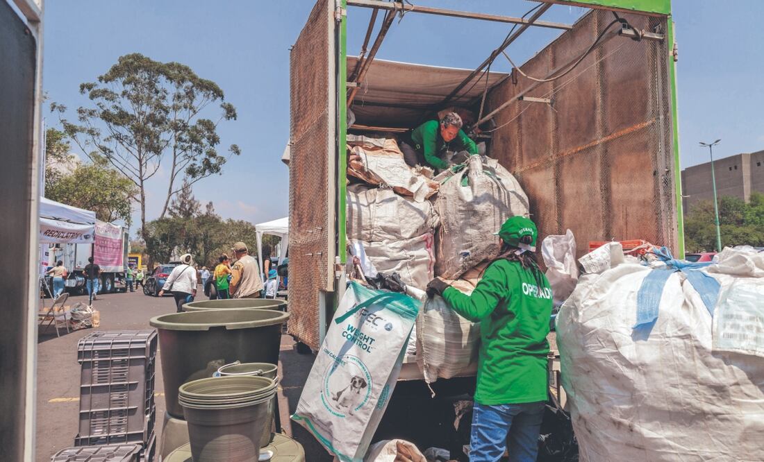 Por primera vez el Mercado de Trueque y el Reciclatrón estuvieron juntos en el Centro Cultural Universitario. Foto: de YARETZY M. OSNAYA. EL UNIVERSAL