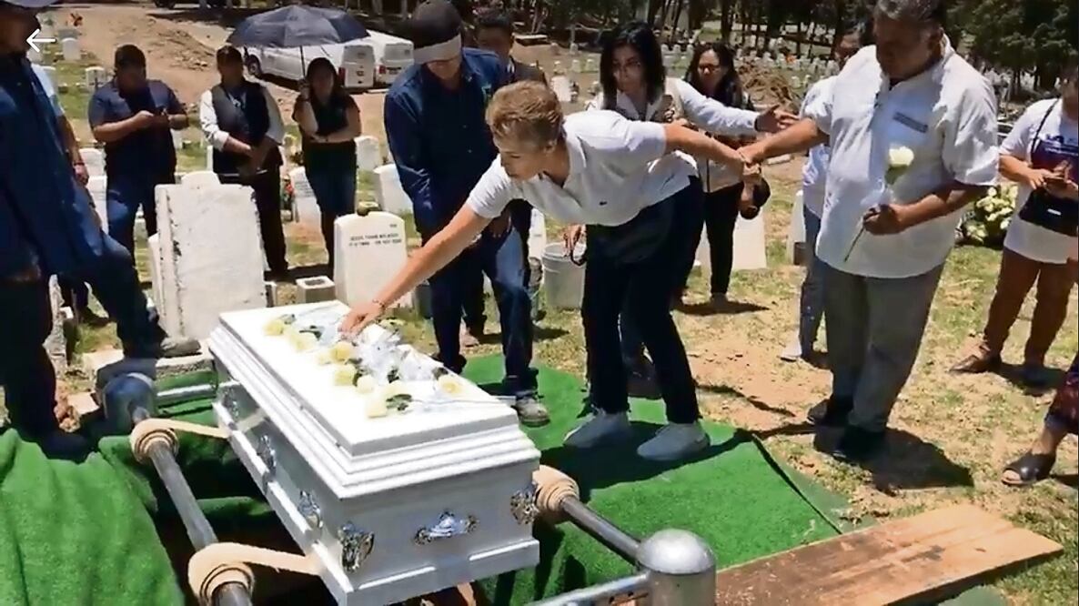 Madres de la organización “Voces de la Ausencia” durante la sepultura de uno de los dos menores hallados muertos en parajes o calles mexiquenses, en una tumba en Parque Memorial, para evitar que terminaran en una fosa común.