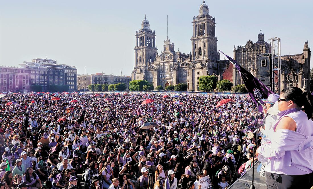 La Plaza de la Constitución lució a reventar. Miles de mujeres se arroparon entre sí, tras compartir no sólo consignas y carteles, también sus historias de dolor, consecuencia de la violencia machista. Foto: Fernanda Rojas | El Universal