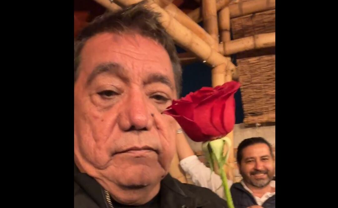 Félix Salgado Macedonio aprovechó un evento para cantar temas de Juanello, Los Apson y Roberto Jordan. Foto: Captura