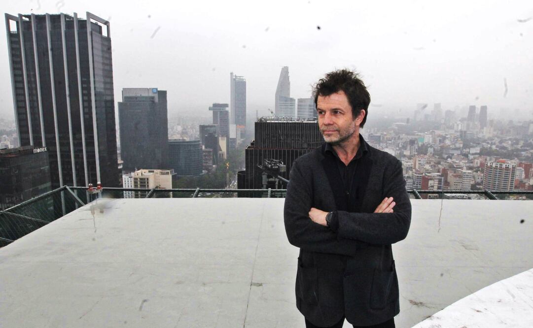 El diseño arquitectónico fue a cargo de Colonnier y Asociados cuenta con 28 pisos, 13 elevadores y un helipuerto