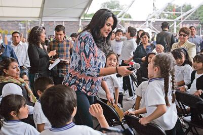 Dione enseña su músculo