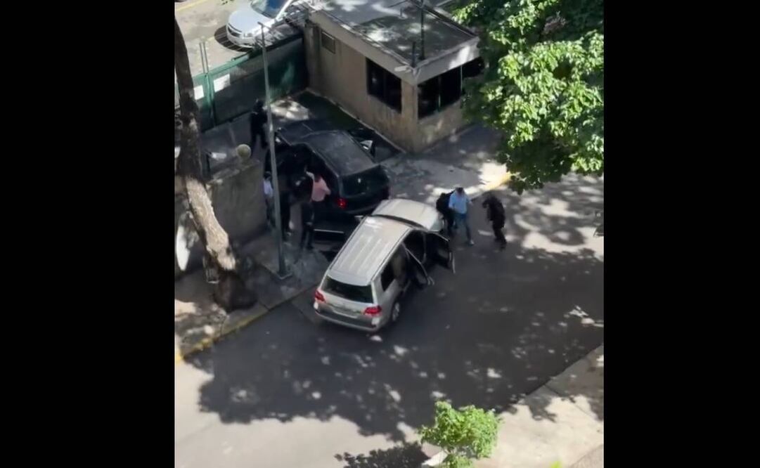 Agentes detienen a Freddy Superlano. Foto: Captura tomada de video