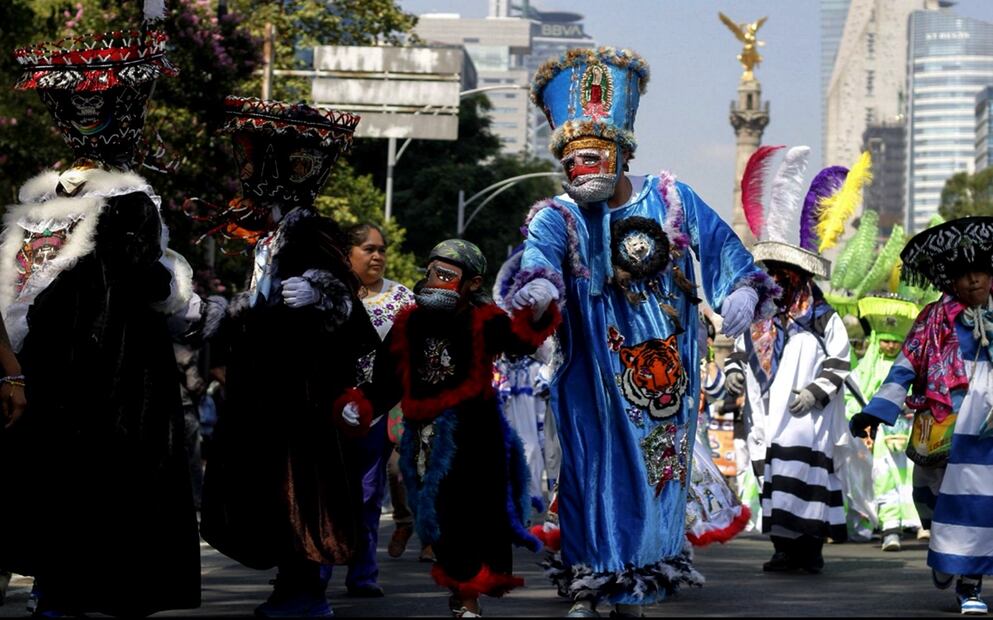 La megacalenda de pueblos indígenas se desplazó del Ángel de la Independencia sobre avenida Paseo de la Reforma al Zócalo de la Ciudad de México, el 9 de agosto de 2025. Foto Fernanda Zamora/EL UNIVERSAL