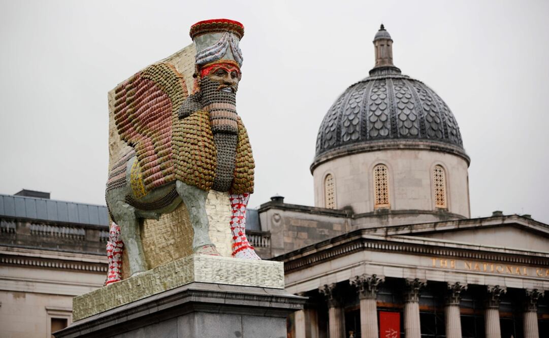 El artista Michael Rakowitz realizó una escultura que recrea a una deidad protectora destruida en Irak. Foto: AFP / Tolga Akmen