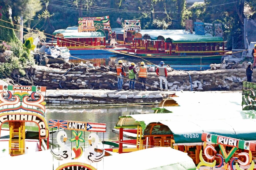 La zona afectada se rellenó con agua del mismo canal utilizando bombas. En el área se colocaron 500 mil litros de líquido, y para evitar que el nivel de los canales bajara, se pidió el apoyo del Sistema de Aguas de la Ciudad de México (AGUSTÍN SALINAS)