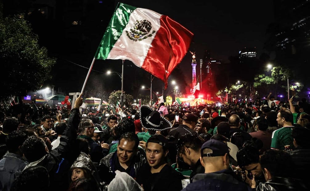 Una marea de aficionados se congrega en torno al Ángel de la Independencia para festejar el triunfo de la Selección Mexicana (18/06/2026). Foto: Gabriel Pano El Universal