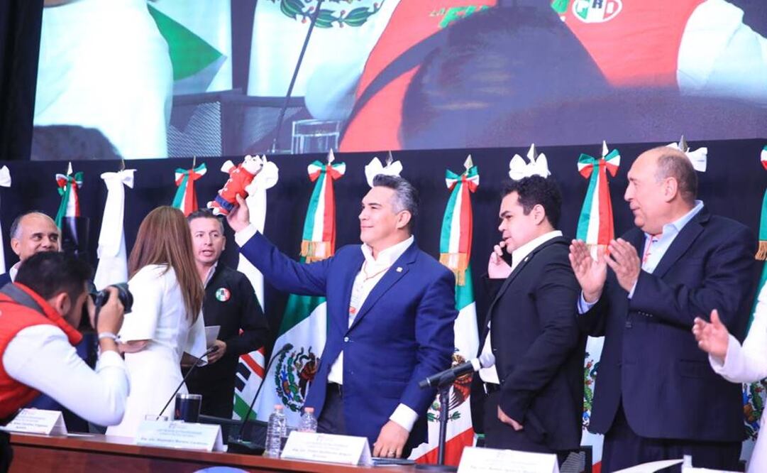 Al llegar al presidium, a Alejandro Moreno le lanzaron “Alitos”, muñecos de peluche similares a los “Amlitos”, personajes alusivos al presidente Andrés Manuel López Obrador / Foto: Especial