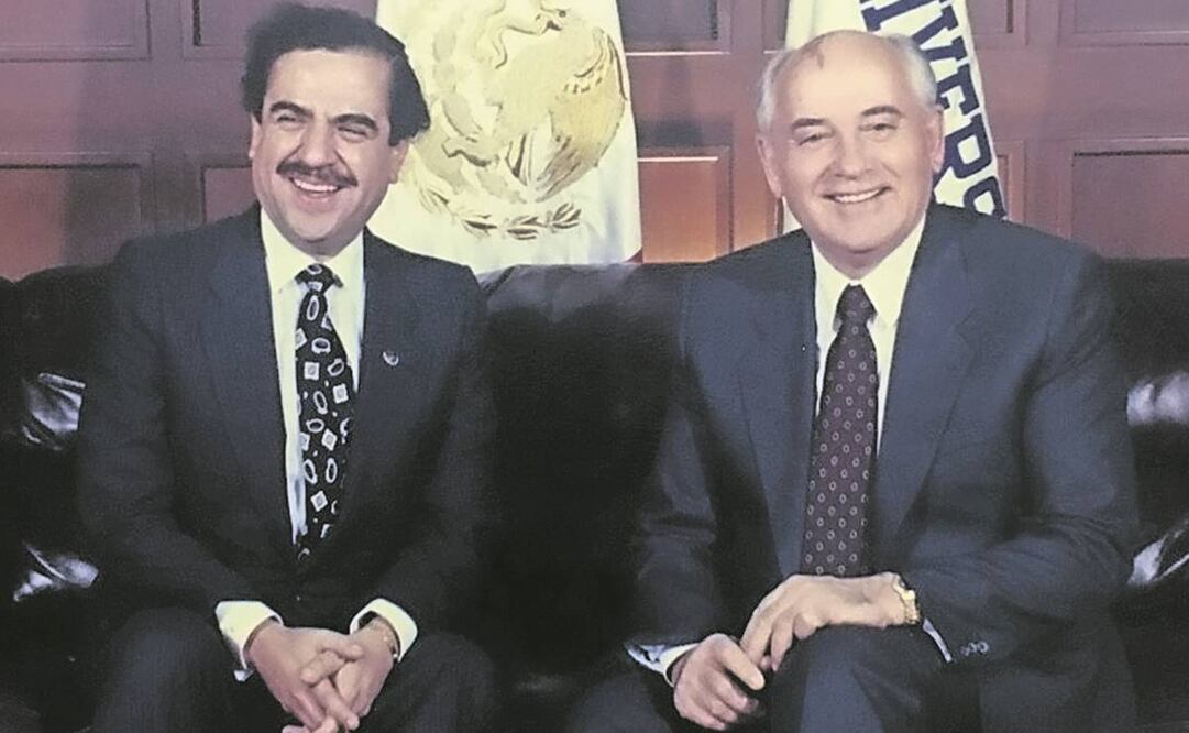 El Licenciado Juan Francisco Ealy Ortiz, Presidente Ejecutivo y del Consejo de Administración de EL UNIVERSAL, recibió a Mijaíl Gorbachov el 10 de diciembre de 1992. Foto: Archivo EL UNIVERSAL