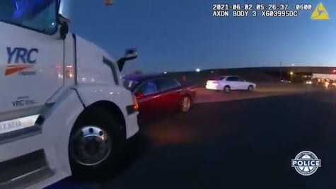 Niñas de 4 y 9 años roban auto de sus papás y lo chocan en carretera de EU