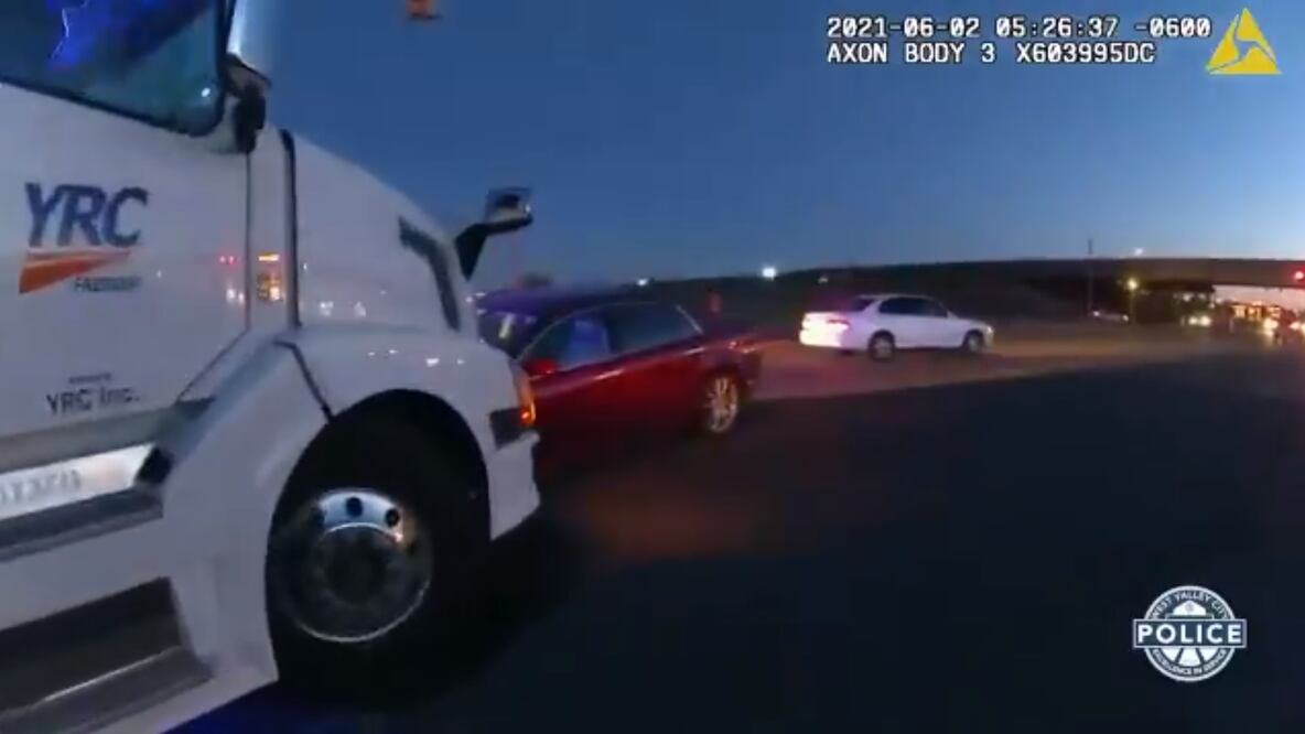 Niñas de 4 y 9 años roban auto de sus papás y lo chocan en carretera de EU