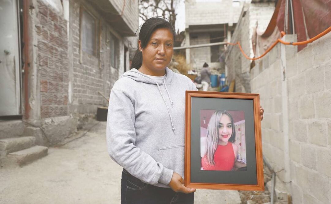 La tía Vicenta sostiene la foto de una sonriente Nancy, quien quería ser maestra. Foto: Diego Simón/ El Universal.