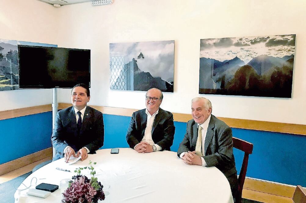 Los gobernadores perredistas de Tabasco, Arturo Núñez Jiménez; Michoacán, Silvano Aureoles Conejo, y de Morelos, Graco Ramírez Garrido Abreu (CORTESÍA)