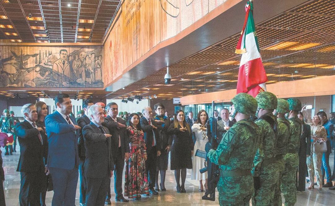 Santiago Creel presidió los honores a la Bandera en el frontispicio del Palacio Legislativo. Foto: Mario Jasso/ Cuartoscuro