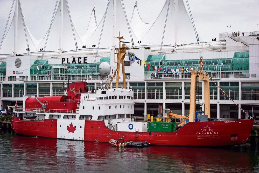 A diferencia de los submarinos, los sumergibles requieren de un barco para botarlos y recuperarlos. Ocean-Gate contrató al Polar Prince para arrastrar al Titán al punto de inmersión, Foto: Darryl Dick / AP