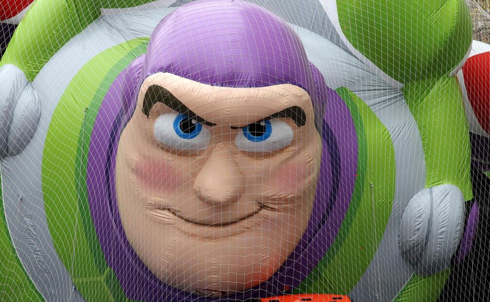 El globo de Buzz Lightyear de Toy Story descansa bajo una red protectora durante el inflado de los globos del Desfile del Día de Acción de Gracias de Macy's en el Upper West Side de Manhattan, afuera del Museo Americano de Historia Natural, en vísperas del desfile en la ciudad de Nueva York, el 26 de noviembre de 2025. Foto: AFP