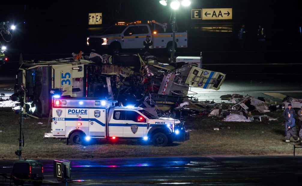 Servicios de emergencia laboran en el choque de un avión de Air Canada contra un camión de bomberos en la pista de aterrizaje del Aeropuerto LaGuardia, Nueva York, Estados Unidos (EU), el 23 de marzo de 2026. Foto: Olga Fedorova / EFE