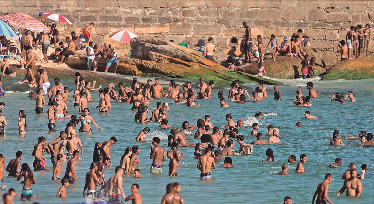 Miles de personas se aglomeraron el fin de semana en la playa de Ipanema, Río de Janeiro, Brasil, aunque es el tercer país en el mundo con más casos de Covid-19. FÁBIO MOTTA. EE