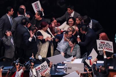 Un senador derribado, golpes, empujones e insultos... así rindió protesta Rosario Piedra 
