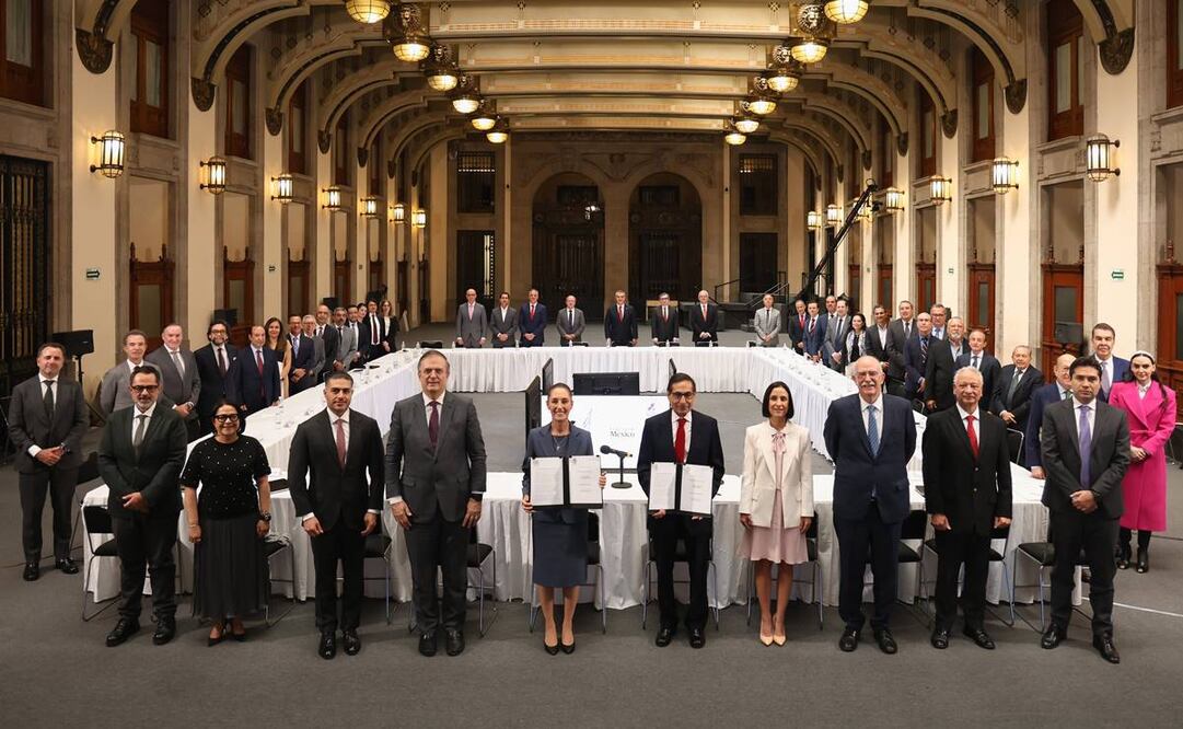 Sheinbaum se compromete a fijar precio máximo de canasta básica en 910 pesos, tras firma del PACIC. Foto: Twitter @Claudiashein