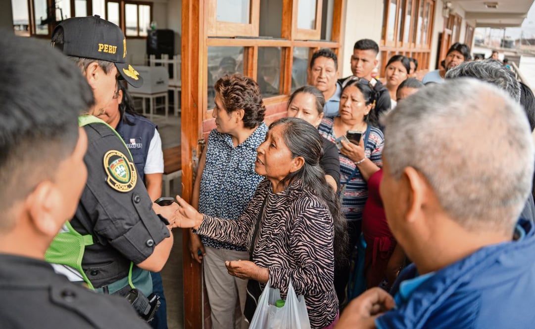 Peruanos hicieron fila para poder
votar este lunes, en Lurín. EFE/ John Reyes Mejia