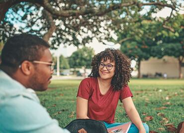 Mujer hace un papelón con compañero de estudios al pensar que la invitaba a una cita