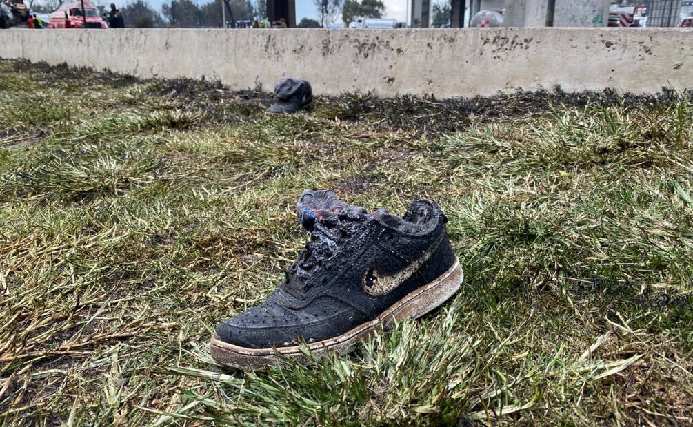 Objetos personales tirados tras explosión de pipa de gas en Puente de la Concordia en Iztapalapa (10/09/2025). Foto: Valente Rosas / EL UNIVERSAL